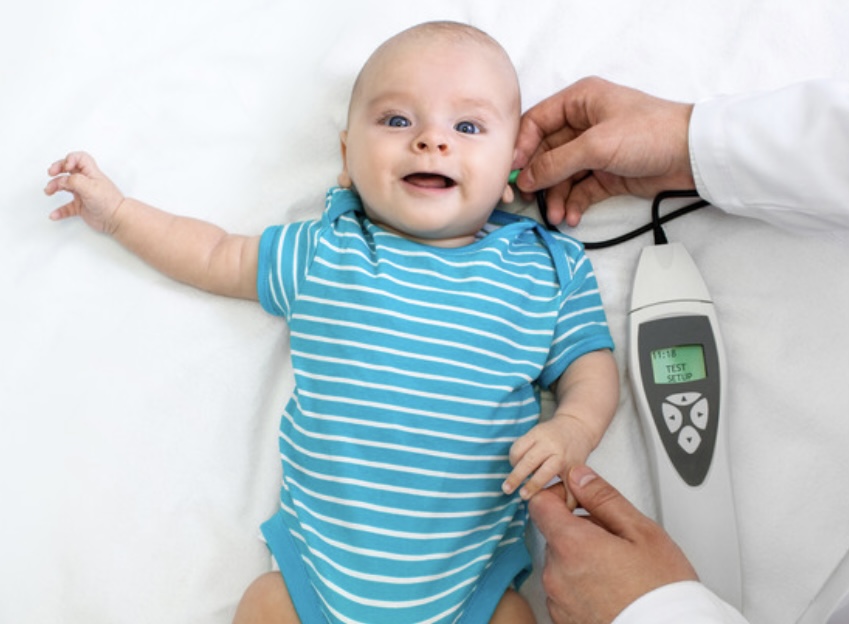 Foto de bebe fazendo avaliação auditiva